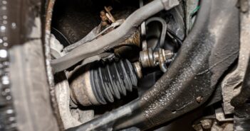Schlagen links vorne am Auto: Die Ursachen und gute Lösungen (Foto: AdobeStock - Michal 328551717)