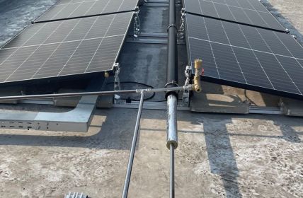 Leuchtturmprojekt in Harsewinkel verknüpft Heizen, Kühlen und Stromerzeugung intelligent SHK-Fachbetrieb nutzt 24 Hybridkollektoren komplett für Heizung und (Foto: TWL Technologie GmbH)