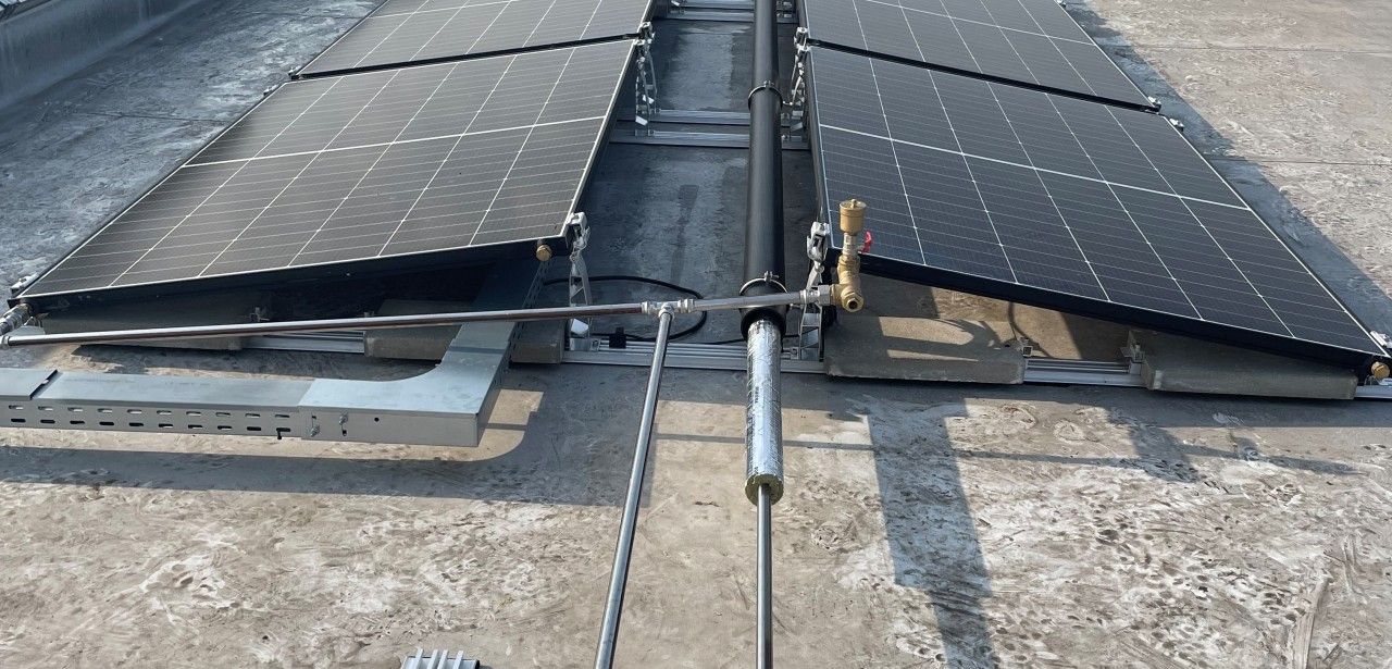 Leuchtturmprojekt in Harsewinkel verknüpft Heizen, Kühlen und Stromerzeugung intelligent SHK-Fachbetrieb nutzt 24 Hybridkollektoren komplett für Heizung und (Foto: TWL Technologie GmbH)