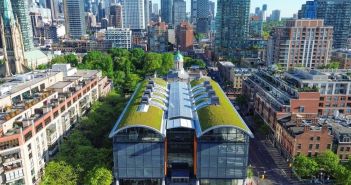 Historischer Markt trifft moderne Architektur mit Tonnendachbegrünung und (Foto: Zinco)