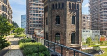 Klimaangepasstes Regenwassermanagement mit Retentionsdächern am Berliner Postbahnhof jetzt (Foto: Levin Monsigny Landschaftsarchitekten)